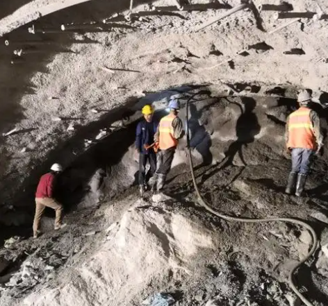 碧江隧道拱顶带模注浆料，微膨胀注浆料的特点及施工工艺